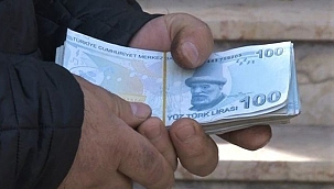 ATM'de unutulan 10 bin lirayı sahibine teslim etti