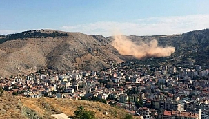 Başlarına haftada 2 gün taş yağıyor