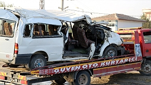 Hızını alamadı beton direğe çarptı: 2 ölü, 6'sı ağır 20 yaralı