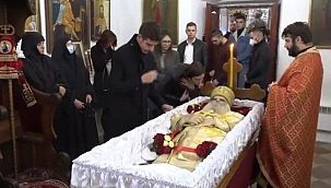 Karadağ'da coronadan ölen başpiskoposu öperek uğurladılar