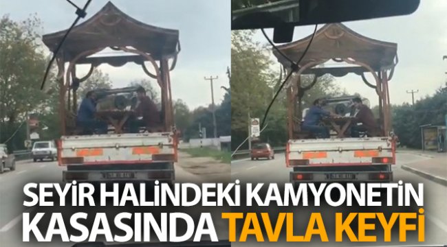 Şok eden görüntü...Seyir halindeki kamyonetin kasasında tavla keyfi