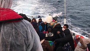 Yunanistan'ın ölüme terk ettiği 34 kaçak göçmeni Sahil Güvenlik kurtardı