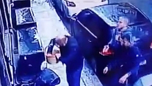 Balkondan sepetle sarkıtılan silahlarla saldırı: 2 yaralı