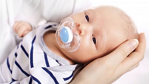 Emzik nasıl bıraktırılır? Emzik bırakan bebek nasıl uyutulur?