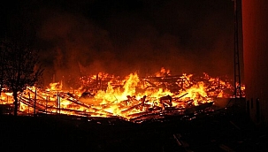 Kastamonu'da elektrik kontağından çıkan yangında 10 ev ve 1 cami yandı