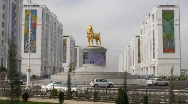 Türkmenistan Cumhurbaşkanı Köpeğinin Devasa Heykelini Başkentin Ortasına Dikti