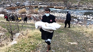 Araç çaya uçtu: Karı, koca ve bebekleri öldü