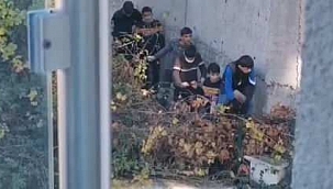 Kısıtlamayı ihlal eden çocuklar ekip otosunun siren sesini duyunca kaçıp saklandı