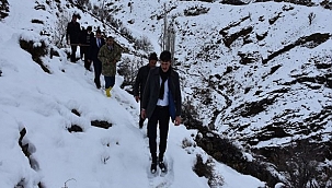 Sason Kaymakamı karlı havada yardıma koştu