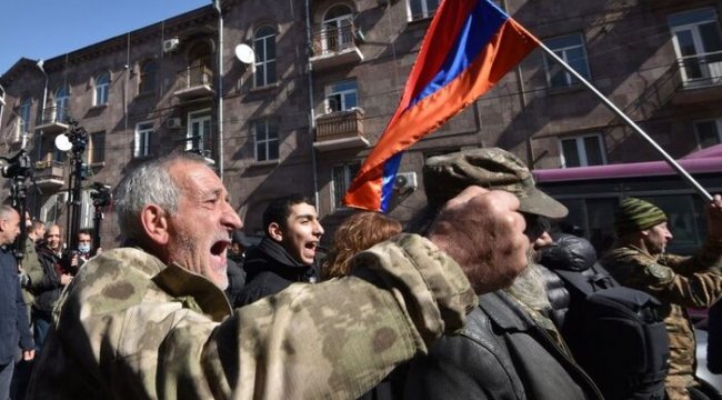 Ermenistan'da Başbakan Paşinyan'ın istifasını isteyenler hükümet binasına girdi