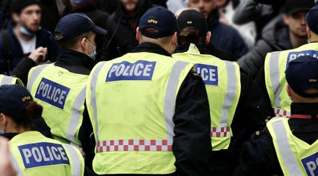 İngiltere'de eylemciler polis karakoluna saldırdı