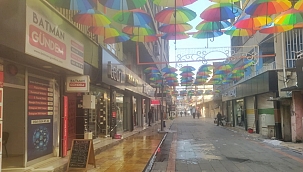 Şemsiye Sokak Sonunda Şemsiyelerine Kavuştu