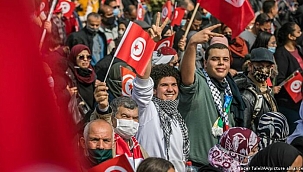 Tunus'ta binlerce En Nahda yanlısı sokağa döküldü