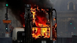 Fransa'da aşı karşıtları sokaklara indi! Ortalık yangın yerine döndü