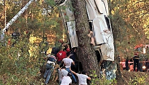 Türbeden dönenlerin minibüsü devrildi 8 Ölü 8 Yaralı