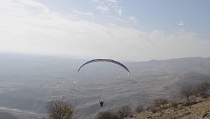 Kozluk'ta yamaç paraşütü yapıldı