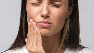 Dişlerinizdeki aşınmanın nedeni yedikleriniz değil, fırçalama alışkanlığınız olabilir!