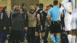 Gurbanov'dan alkışlanacak hareket! Oyuncusunun elle attığı golü iptal ettirdi