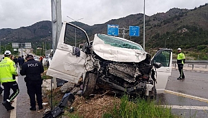 Minibüs, kamyonete çarptı! Anne-kız öldü, 6 yaralı