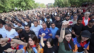 Protestocular Ermenistan Başbakanı'nın İstifasını İstedi