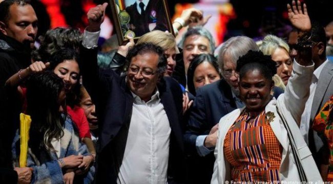 Kolombiya'nın ilk solcu devlet başkanı Gustavo Petro oldu