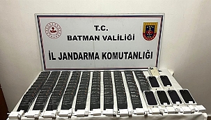 Batman'da durdurulan otomobilde çok sayıda kaçak telefon ele geçirildi
