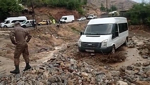 Kozluk'ta Sağanak sele dönüştü, evleri su bastı, araçlar suda sürüklendi