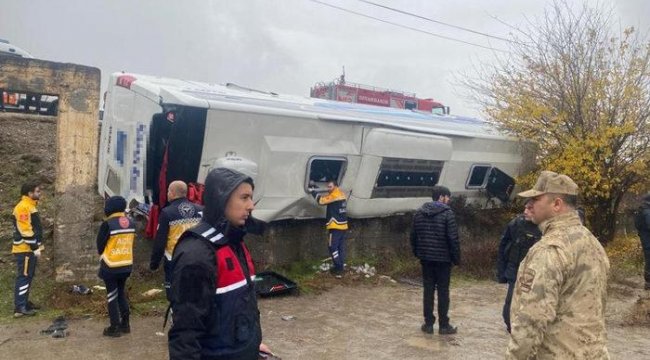 Bismil'de yolcu otobüsü devrildi 33 Yaralı