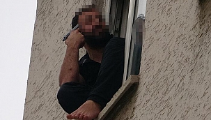 Yer: Elazığ! Cama çıkıp silahı başına dayadı