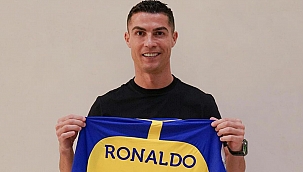 Cristiano Ronaldo, resmen Al Nasrr'da! Formayı giydi, imzayı attı