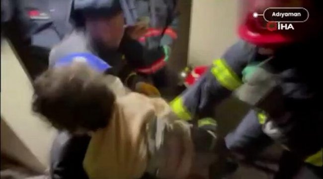 Saatler sonra enkaz altından çıkarılan 8 yaşındaki Nisa'nın 'Ağabey gözümü açayım mı?' sözü yürekleri dağladı
