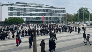 Uzun kuyruklar oluşturdular! Seçimin 2. turu için Almanya'da oy verme işlemi başladı...