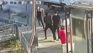 Uyarıya kulak asmayınca kurşunu yiyip yere serildi: Durakta bıçaklı saldırgan dehşeti! Korku dolu anlar kamerada