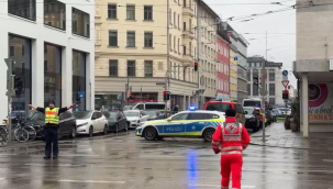 Almanya'nın göbeğinde dünya liderinin gelişine saatler kala facia: Araç kalabalığa daldı, çok sayıda yaralı var