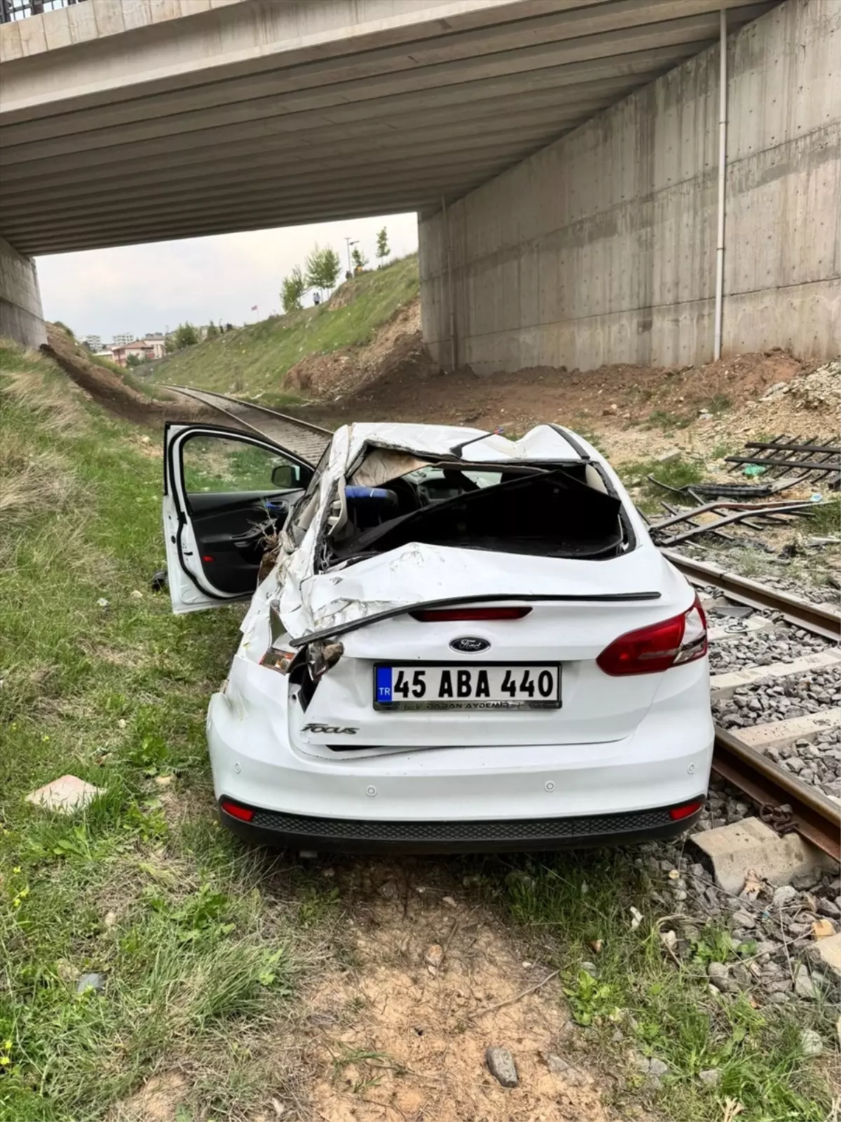 Batman'da Köprüden Düşen Otomobilde Üç Kişi Yaralandı