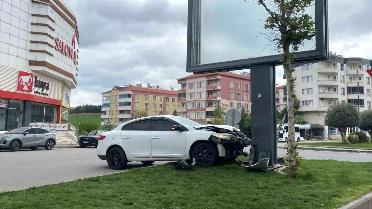 Batman'da Reklam Panosuna Çarpan Otomobilin Sürücüsü Yara Almadan Kurtuldu