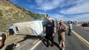 Elazığ'da feci kaza: Köy minibüsü takla attı: 3'ü ağır 7 yaralı!