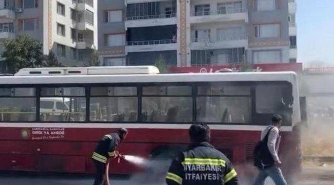 Durakta yolcu bekleyen halk otobüsünde yangın