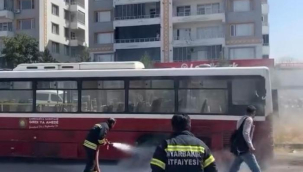 Durakta yolcu bekleyen halk otobüsünde yangın