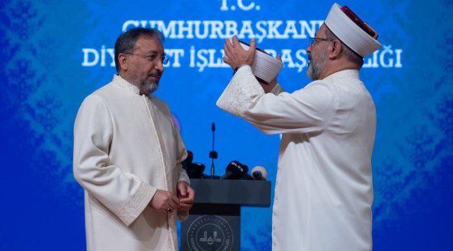 Yeni Diyanet İşleri Başkanı Safi Arpaguş, Ali Erbaş'ın elini öptü! Devir teslim törenine damga vurdu