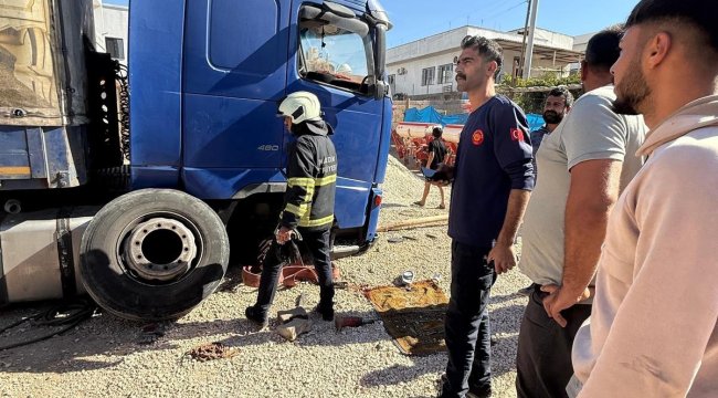 Lastiğini değiştirdiği TIR'ın altında kalan şoför ağır yaralandı