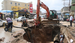 Adana'da Su Borusu Patladı: Cadde Çöktü, Ev ve İş Yerlerini Su Bastı