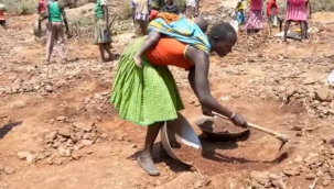 Kenya'da keçisini ararken altın buldu! Kazma küreği kapan bölgeye akın etti