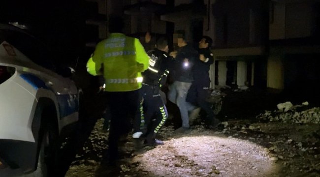 'Dur' ihtarına uymayıp polisten kaçtılar! Otomobildeki 2 kişi ‘sürücü ben değilim’ diyerek tekme-tokat kavga etti