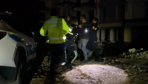 'Dur' ihtarına uymayıp polisten kaçtılar! Otomobildeki 2 kişi ‘sürücü ben değilim’ diyerek tekme-tokat kavga etti